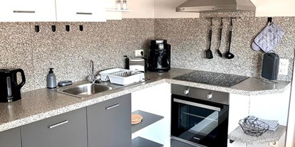 Monteurwohnung - Küche: eigene Küche - Randersacker - Ferienwohnung - malerischem Ausblick / max. 5 Pers. / Parkplatz / WLAN / A7 - 3 Min.