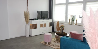 Monteurwohnung - Kaffeemaschine - PLZ 37075 (Deutschland) - Wohnzimmer mit TV und Schlafcouch - Ferienwohnung Suite für Service Mitarbeiter, Monteure, komplett ausgestattet