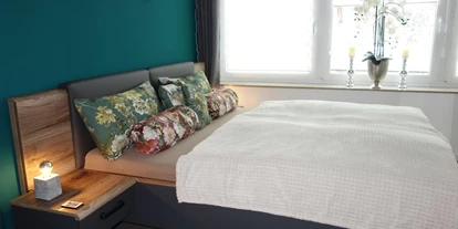 Monteurwohnung - Kühlschrank - PLZ 37075 (Deutschland) - Schlafzimmer mit Doppelbett - Ferienwohnung Suite für Service Mitarbeiter, Monteure, komplett ausgestattet