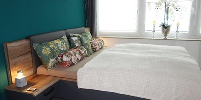 Monteurwohnung - Kaffeemaschine - Northeim - Schlafzimmer mit Doppelbett - Ferienwohnung Suite für Service Mitarbeiter, Monteure, komplett ausgestattet