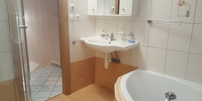 Monteurwohnung - Badezimmer: eigenes Bad - Waschbach - Novy Saldorf