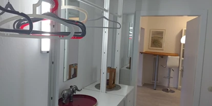 Monteurwohnung - Hund erlaubt - Köln Mühlheim - Garderobe, Blick zum Foyer (Arbeitsraum). - 5-Zimmer-Wohnung