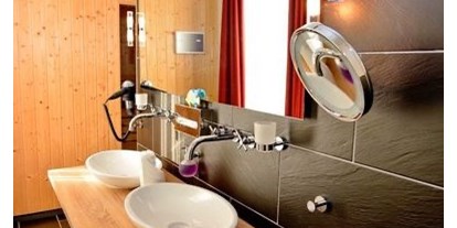 Monteurwohnung - Zimmertyp: Doppelzimmer - Misselwarden - Bad - Sauna im Hintergrund  - Moin im Deichgraf