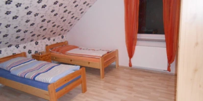 Monteurwohnung - Kühlschrank - Rosenberg (Neckar-Odenwald-Kreis) - große Schlafzimmer mit Einzelbetten aus Naturholz mit passenden Nachtischen und Kleiderschränken - Gästehaus Böres