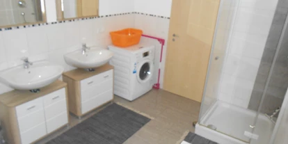 Monteurwohnung - PLZ 97999 (Deutschland) - ein sehr großes Badezimmer mit 2 Waschbecken, Dusche, Badewanne, WC und Waschmaschine - Gästehaus Böres
