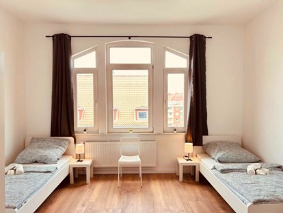 Monteurwohnung - Bettwäsche: Bettwäsche inklusive - Driftsethe - Schlafzimmer, HomeRent Unterkunft in Bremerhafen - HomeRent in Bremerhaven
