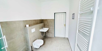 Monteurwohnung - Badezimmer: eigenes Bad - Nordenham FAH - Badezimmer, HomeRent Unterkunft in Bremerhafen - HomeRent in Bremerhaven