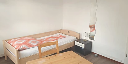 Monteurwohnung - Kühlschrank - Walheim - Doppelbettzimmer für max 2 Personen mit 2 Einzelbetten - Gästezimmer Viens Besigheim