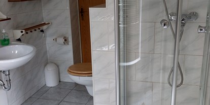 Monteurwohnung - Badezimmer: eigenes Bad - Granschütz - Bad mit Dusche - Ferienhaus für Monteure/ Bauarbeiter für 25€pro Pers./ Nacht