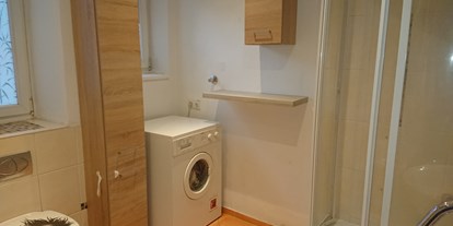 Monteurwohnung - Kühlschrank - Lisberg - Badezimmer mit Waschmaschine, Dusche und Badewanne - Unterkunft mit Garten für Monteure und Arbeiter in Top-Lage in Bamberg