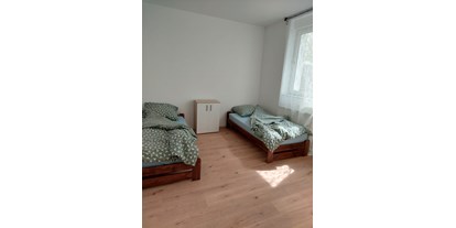 Monteurwohnung - Küche: Gemeinschaftsküche - PLZ 44263 (Deutschland) - Eines von 4 Schlafzimmern mit je zwei Betten - Geräumige möblierte 110qm Wohnung im Erdgeschoss, alles inklusive