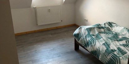 Monteurwohnung - Kühlschrank - Altena - (Schlaf)zimmer 1 - Neu möblierte 40qm Wohnung  // New furnished 40 sqm apartment
