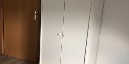 Monteurwohnung - Kühlschrank - PLZ 58553 (Deutschland) - Schrank, in beiden Zimmern je einer - Neu möblierte 40qm Wohnung  // New furnished 40 sqm apartment