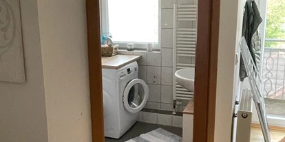 Monteurwohnung - Kühlschrank - Deutschland - gepflegtes Tageslichtbadezimmer mit Dusche und Waschmaschine, sowie Handtuchtrocker. - Gepflegte und möblierte Maisonette zentral gelegen