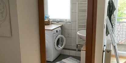 Monteurwohnung - Badezimmer: eigenes Bad - Teutoburger Wald - gepflegtes Tageslichtbadezimmer mit Dusche und Waschmaschine, sowie Handtuchtrocker. - Gepflegte und möblierte Maisonette zentral gelegen