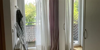 Monteurwohnung - TV - Lichtenau (Paderborn) - Viertürige Kleiderschrank mit viel Stauraum. Draußen befindet sich ein kleiner Balkon, auf dem man morgens seinen Kaffee trinken kann. - Gepflegte und möblierte Maisonette zentral gelegen