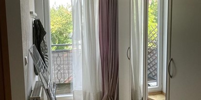 Monteurwohnung - Hund erlaubt - PLZ 33102 (Deutschland) - Viertürige Kleiderschrank mit viel Stauraum. Draußen befindet sich ein kleiner Balkon, auf dem man morgens seinen Kaffee trinken kann. - Gepflegte und möblierte Maisonette zentral gelegen