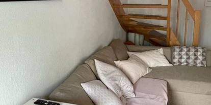 Monteurwohnung - Kühlschrank - Deutschland - EIne kleine Treppe führt vom Wohn-und Essbereich zum Schlafbereich. - Gepflegte und möblierte Maisonette zentral gelegen