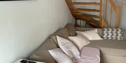 Monteurwohnung - Bettwäsche: Bettwäsche inklusive - PLZ 33189 (Deutschland) - EIne kleine Treppe führt vom Wohn-und Essbereich zum Schlafbereich. - Gepflegte und möblierte Maisonette zentral gelegen