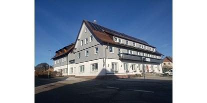 Monteurwohnung - Parkplatz: kostenlose Parkplätze in der Straße - PLZ 72290 (Deutschland) - Aussenansicht - Alter Hirsch