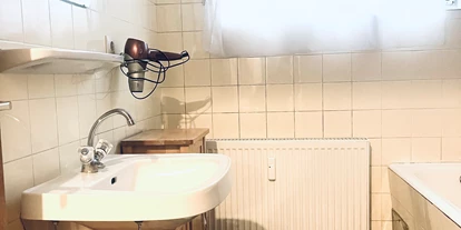 Monteurwohnung - Kühlschrank - Feldkirch - Badezimmer mit Badewanne und Dusche  - Grenzzimmer Liechtenstein