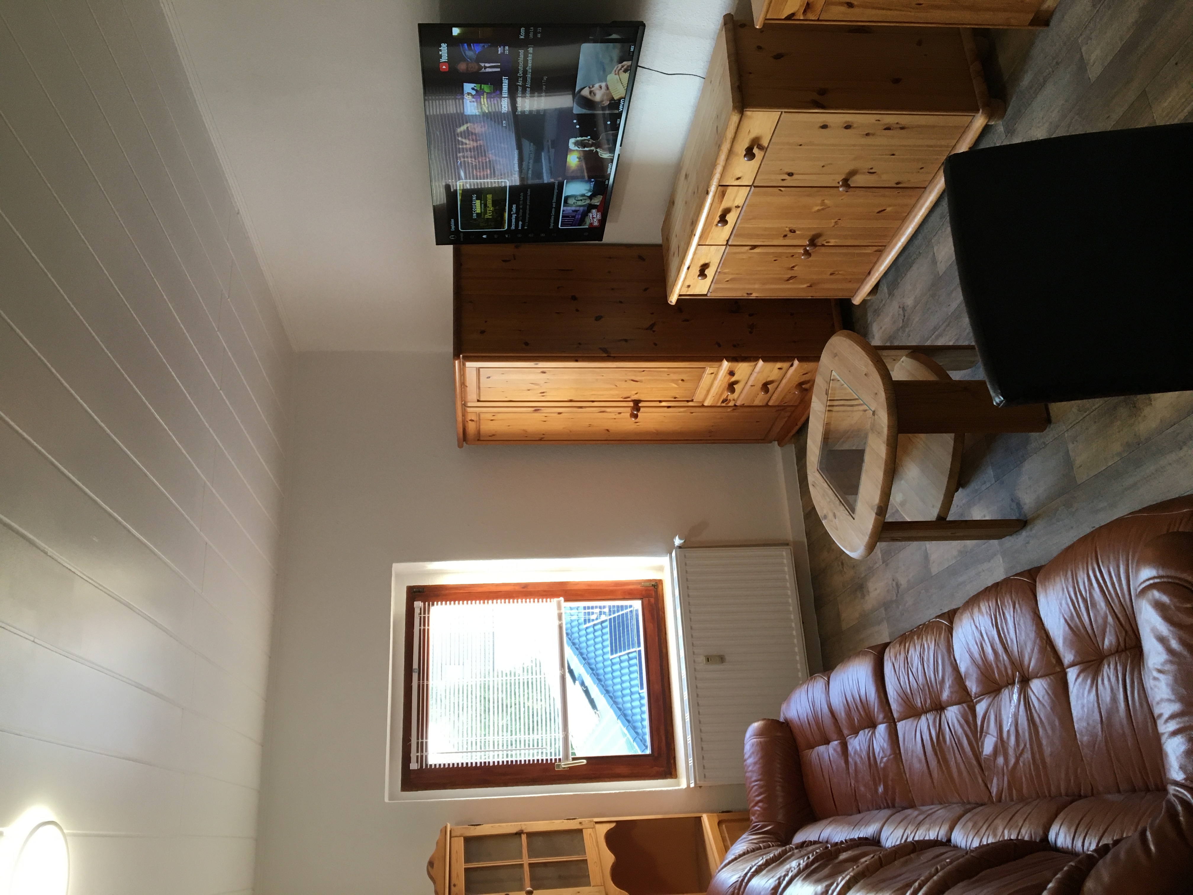 Monteurzimmer - Wohnzimmer mit Smart TV und Sitzecke - Monteurzimmer Sülzetal/ Magdeburg