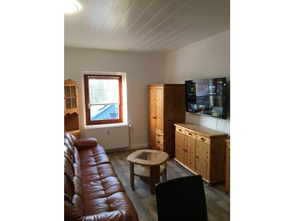 Monteurwohnung - Art der Unterkunft: Ferienwohnung - Wohnzimmer mit Smart TV und Sitzecke - Monteurzimmer Sülzetal/ Magdeburg
