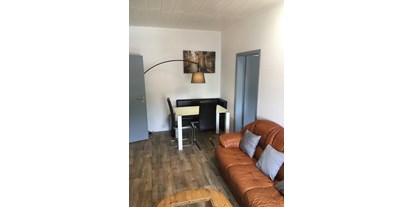 Monteurwohnung - Küche: eigene Küche - Wohnzimmer mit Sitzecke - Monteurzimmer Sülzetal/ Magdeburg
