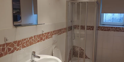 Monteurwohnung - Badezimmer: eigenes Bad - Oberroßbach - Bad (Dusche/WC), Handtücher inklusive. - Monteur-Apartment