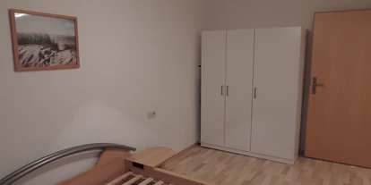 Monteurwohnung - Zimmertyp: Einzelzimmer - Haiger - Schlafzimmer bestehend aus einem Bett (1,40 x 2 m) und einem dreitürigen Schrank, Bettwäsche inklusive. - Monteur-Apartment