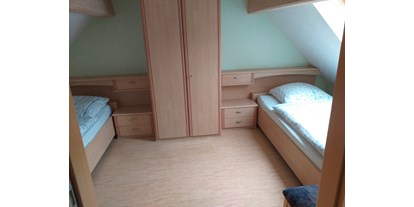 Monteurwohnung - Einzelbetten - Schleifreisen - Eines der drei Schlafzimmer in der großen Ferienwohnung - Hofellen