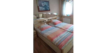 Monteurwohnung - Bettwäsche: Bettwäsche inklusive - Jenalöbnitz - Eines der drei Schlafzimmer in der kleinen Ferienwohnung - Hofellen