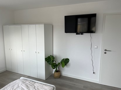 Monteurwohnung - Kühlschrank - Hardthausen am Kocher - Smart TV und Schränke - MBM moderne Monteurzimmer Bretzfeld