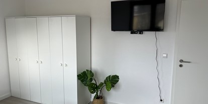 Monteurwohnung - Zimmertyp: Mehrbettzimmer - PLZ 74676 (Deutschland) - Smart TV und Schränke - MBM moderne Monteurzimmer Bretzfeld