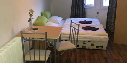 Monteurwohnung - Zimmertyp: Doppelzimmer - Mechterstädt - Monteurunterkunft mit Doppelbett und TV - Gasthaus Tschechische Krone