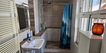 Monteurwohnung - Zimmertyp: Doppelzimmer - Schönenwerd - Badezimmer OG - Ihr Quartier - im südlichen Aargau, mitten in der Schweiz