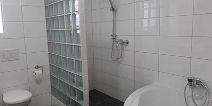 Monteurwohnung - Badezimmer: eigenes Bad - Zellingen - Bad - Monteurwohnung in Greußenheim