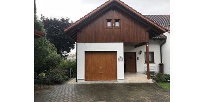 Monteurwohnung - Badezimmer: eigenes Bad - Herdwangen-Schönach - Vorderansicht Haus mit Parkplatz (rechts von der Garage). - Ferienwohnung Grüner