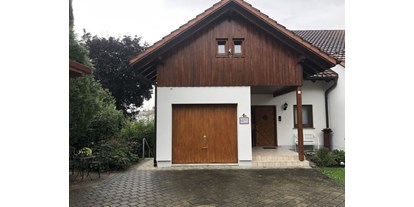 Monteurwohnung - Badezimmer: eigenes Bad - PLZ 88639 (Deutschland) - Vorderansicht Haus mit Parkplatz (rechts von der Garage). - Ferienwohnung Grüner