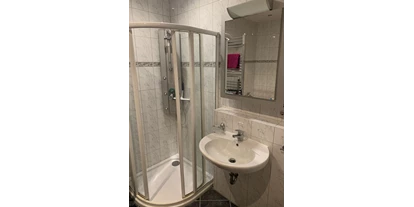 Monteurwohnung - Badezimmer: eigenes Bad - Wünsdorf - Bad mit Dusche, Badewanne, WC, Waschbecken, Waschmaschine - Monteurunterkünfte im Hotelzimmercharakter