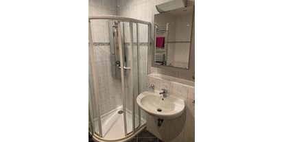 Monteurwohnung - WLAN - Streganz - Bad mit Dusche, Badewanne, WC, Waschbecken, Waschmaschine - Monteurunterkünfte im Hotelzimmercharakter