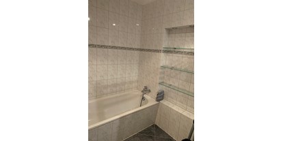 Monteurwohnung - Deutschland - Bad mit Dusche, Badewanne, WC, Waschbecken, Waschmaschine - Monteurunterkünfte im Hotelzimmercharakter