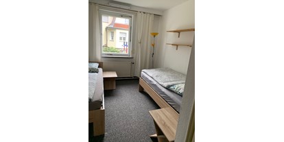 Monteurwohnung - Badezimmer: Gemeinschaftsbad - Kolberg - Wohnbeispiel Einzelbettenanordnung mit Nachttisch und Lampen - Monteurunterkünfte im Hotelzimmercharakter
