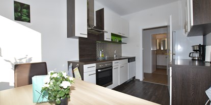 Monteurwohnung - Zimmertyp: Mehrbettzimmer - Österreich - Tisch mit Sitzbank und Sessel - Hammermäßige Wohnung