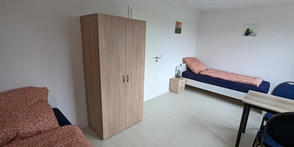 Monteurwohnung - Badezimmer: Gemeinschaftsbad - Lünne - Doppelzimmer Obergeschoss  - Monteurunterkunft Lingen-Brögbern 