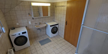 Monteurwohnung - Badezimmer: Gemeinschaftsbad - Lünne - Bad mit Waschmaschine und Trockner Obergeschoss  - Monteurunterkunft Lingen-Brögbern 