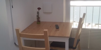 Monteurwohnung - Kaffeemaschine - Kolbermoor - Mit Tisch  und Stühlen  - Zimmer zum Aschauerhof