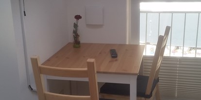 Monteurwohnung - Kühlschrank - Aßling - Mit Tisch  und Stühlen  - Zimmer zum Aschauerhof