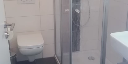 Monteurwohnung - Badezimmer: eigenes Bad - Kirchseeon neben Ortsteil Eglharting - Alle Zimmer mit eigenem Badezimmer Dusche  WC und Waschbecken  - Zimmer zum Aschauerhof