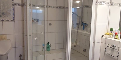 Monteurwohnung - Badezimmer: eigenes Bad - Lauenförde - Dusche - Monteurwohnung Höxter